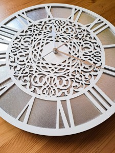 AŻUROWY, DEKORACYJNY ZEGAR  ŚCIENNY, SREBRNY/BIAŁY, PIĘKNY, ORIENTALNY ORNAMENT, HANDMADE