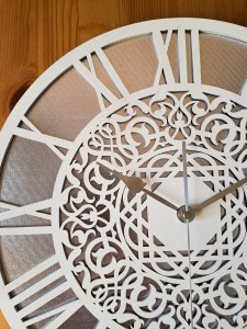 AŻUROWY, DEKORACYJNY ZEGAR  ŚCIENNY, SREBRNY/BIAŁY, PIĘKNY, ORIENTALNY ORNAMENT, HANDMADE