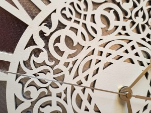 AŻUROWY, DEKORACYJNY ZEGAR  ŚCIENNY, SREBRNY/BIAŁY, PIĘKNY, ORIENTALNY ORNAMENT, HANDMADE