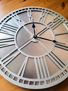 AŻUROWY, DEKORACYJNY ZEGAR ŚCIENNY, SREBRNY/BIAŁY, RZYMSKIE CYFRY, PIĘKNY ORNAMENT, HANDMADE  