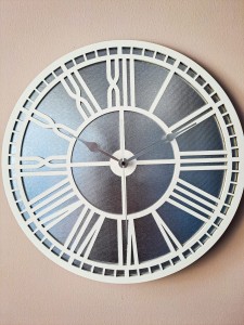 AŻUROWY, DEKORACYJNY ZEGAR ŚCIENNY, SREBRNY/BIAŁY, RZYMSKIE CYFRY, PIĘKNY ORNAMENT, HANDMADE  