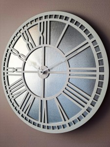 AŻUROWY, DEKORACYJNY ZEGAR ŚCIENNY, SREBRNY/BIAŁY, RZYMSKIE CYFRY, PIĘKNY ORNAMENT, HANDMADE  