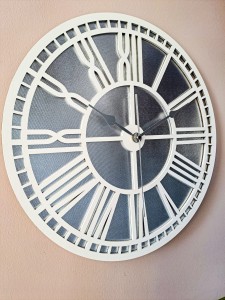 AŻUROWY, DEKORACYJNY ZEGAR ŚCIENNY, SREBRNY/BIAŁY, RZYMSKIE CYFRY, PIĘKNY ORNAMENT, HANDMADE  