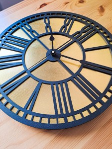 AŻUROWY, DEKORACYJNY ZEGAR ŚCIENNY, ZŁOTY/CZARNY, RZYMSKIE CYFRY, PIĘKNY ORNAMENT, HANDMADE 